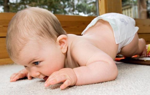 宝宝不会爬对以后成长有什么影响 宝宝1岁还不会爬怎么办