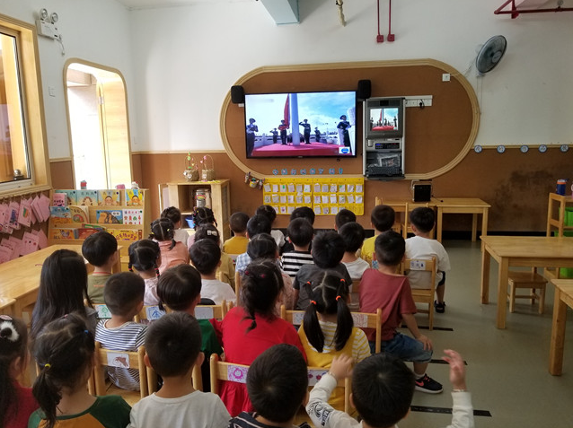 十月一日国庆节临近幼儿园社区开展多彩国庆庆祝活动