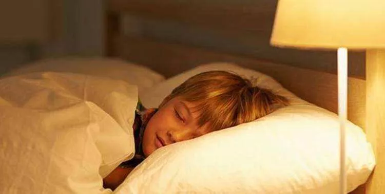 开灯睡觉会导致孩子性早熟吗 导致孩子性早熟的原因有哪些