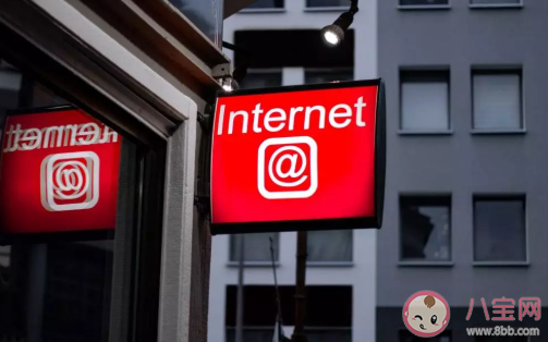 生活中唯唯诺诺网络上重拳出击什么意思 类似的句子大全