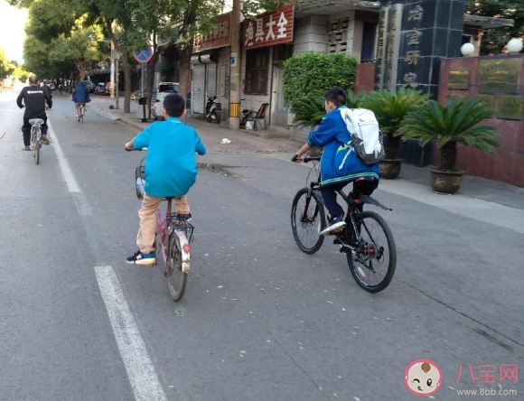 感慨孩子上学辛苦朋友圈说说 形容孩子上学辛苦配图文案