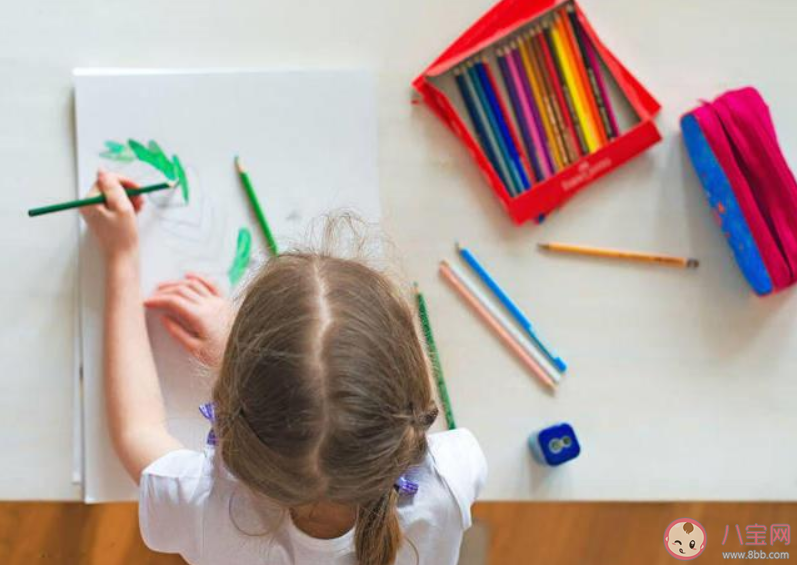 孩子从小左撇子要纠正吗 为什么有人天生是左撇子吗