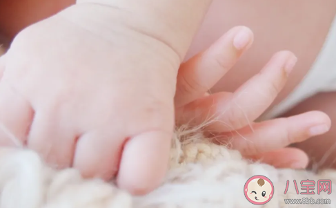 婴儿湿疹和痱子有什么区别 湿疹和痱子的区别和护理