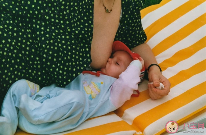 母乳喂养乳头上有小白点是什么 ​小白泡堵住了出乳孔怎么办