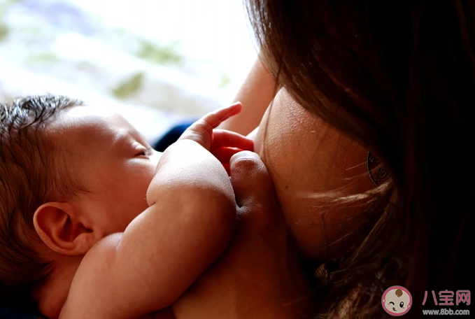 母乳喂养乳头上有小白点是什么 ​小白泡堵住了出乳孔怎么办