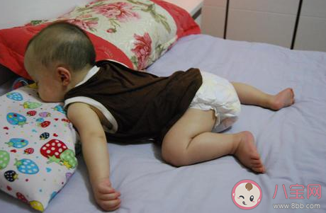 宝宝的睡姿可以有多奇葩 宝宝高难度奇葩睡姿合集 