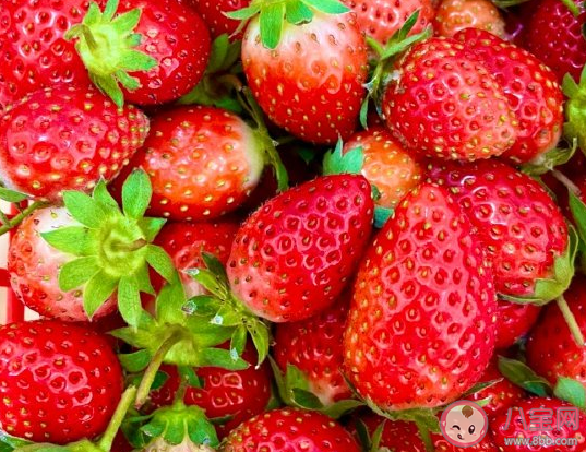 冬天吃草莓晒朋友圈说说 冬天吃草莓幽默搞笑文案