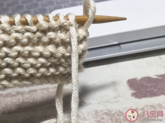 女朋友织的围巾发朋友圈文案  晒女朋友送的围巾的说说。
