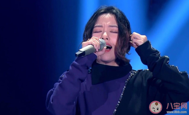 为什么歌手演唱都必须戴耳返 耳返里放的是什么内容