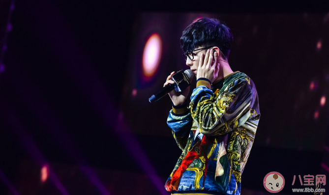 为什么歌手演唱都必须戴耳返 耳返里放的是什么内容