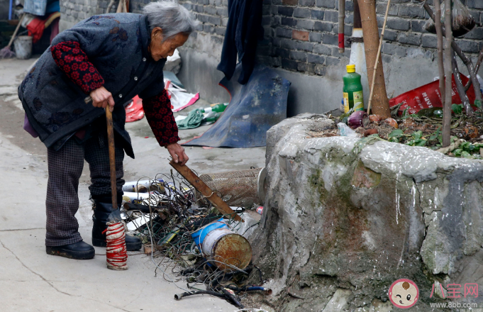 为什么很多老人喜欢捡垃圾 老人捡拾垃圾患上阿尔茨海默病的前兆吗