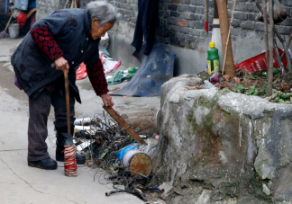 为什么很多老人喜欢捡垃圾 老人捡拾垃圾患上阿尔茨海默病的前兆吗