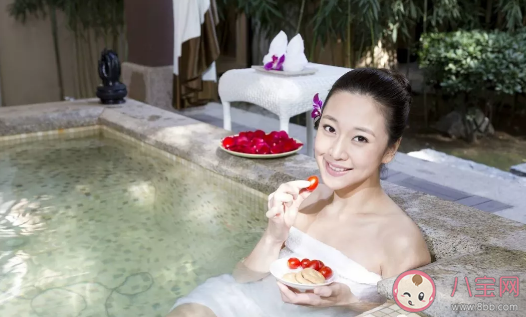 女性泡温泉会传染妇科病吗 女士泡温泉要穿内裤吗