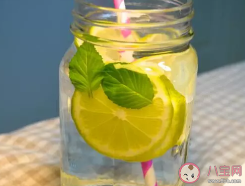 老人喝柠檬蜂蜜水可以喝吗 老人喝柠檬蜂蜜水怎么样 老人喝柠檬蜂蜜水可以喝吗 老人喝柠檬蜂蜜水怎么样