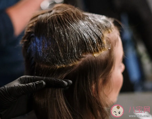 染的头发太黄了要怎么补救 头发染爆顶就多久可以恢复