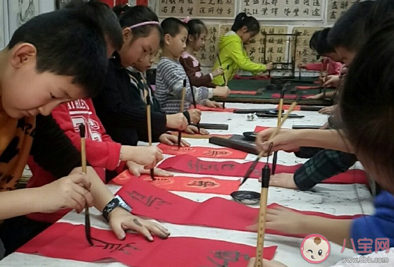 过年孩子写对联的发朋友圈说说 夸奖孩子写春联好的句子
