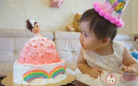 女儿第一个生日怎么发朋友圈说说 女儿第一个生日心情感言句子