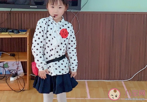 女儿第一次上台主持家长朋友圈说说 关于女儿第一次上台表演的鼓励