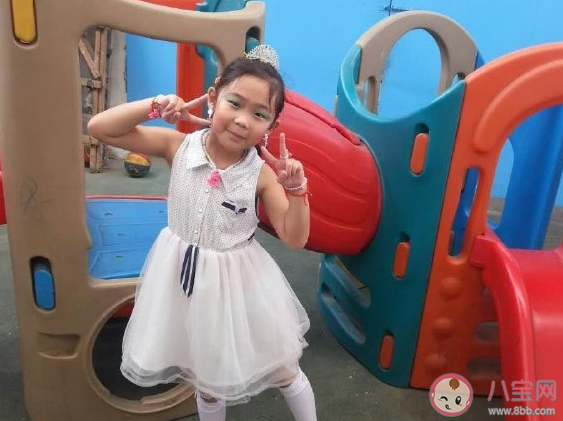 女儿第一次上台主持家长朋友圈说说 关于女儿第一次上台表演的鼓励