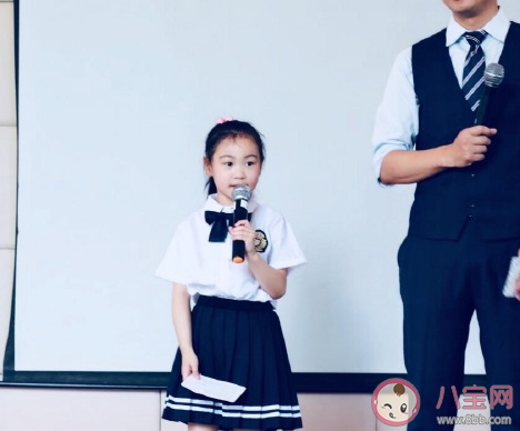 女儿第一次上台主持家长朋友圈说说 关于女儿第一次上台表演的鼓励