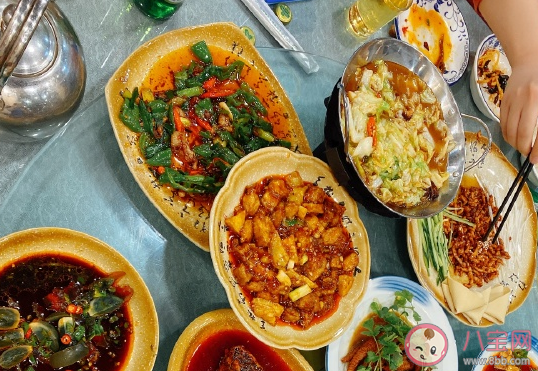2021年晒吃年夜饭发朋友的优美句子 一年一度吃年夜饭了心情感慨