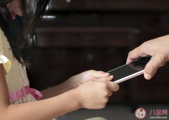 孩子沉迷手机强行禁止有什么后果 寒假怎么避免孩子沉迷手机
