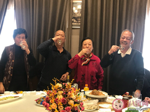 2021和家人吃年夜饭的说说 一家人吃团圆饭心情句子大全