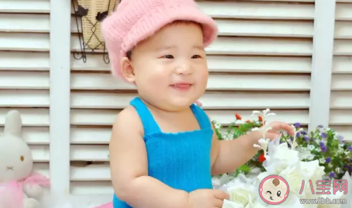 孩子挖鼻孔吃手指咬衣服用什么纠正 小孩挖鼻屎吃怎么回事