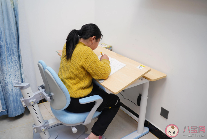 坐姿矫正器能矫正坐姿吗 如何帮助孩子形成正确坐姿