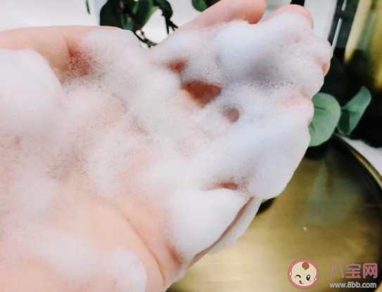 用洗面奶洗脸时泡沫越多越好吗 洗面奶不起泡沫好不好