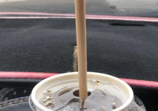 奶茶消费者吐槽纸吸管是什么原因 纸吸管喝奶茶为什么不方便