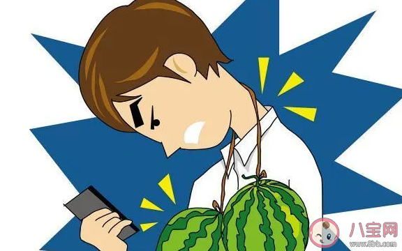 低头玩手机脖子累怎么办 如何科学的躺着玩手机