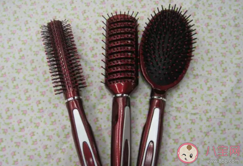 梳子上有一股头油的味道怎么洗 哪种梳子梳头发最好 梳子上有一股头油的味道怎么洗 哪种梳子梳头发最好