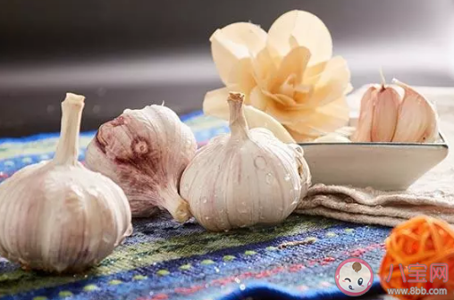大蒜切片氧化含服可杀灭新冠病毒是真的吗 大蒜能杀死哪些病毒