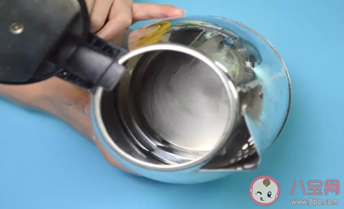 水壶烧开后有白色沉淀物能喝吗 水壶里的水怎么去除