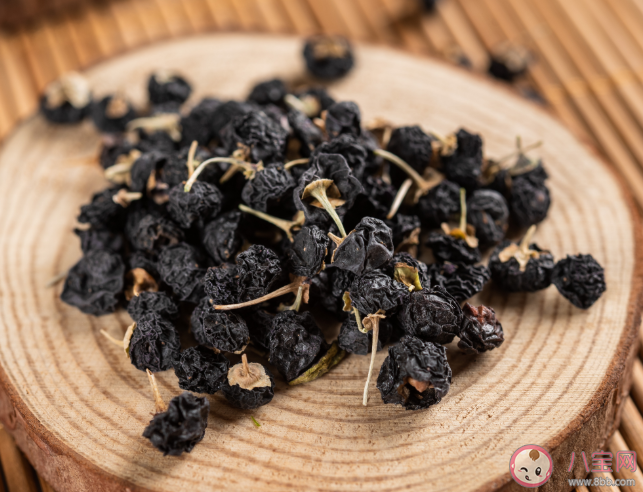 黑色的枸杞和红色枸杞有什么区别 经喝黑枸杞泡水身体会有哪些好处