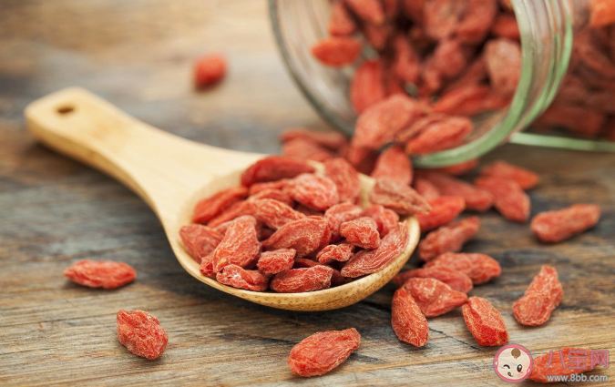 黑色的枸杞和红色枸杞有什么区别 经喝黑枸杞泡水身体会有哪些好处
