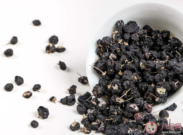 黑色的枸杞和红色枸杞有什么区别 经喝黑枸杞泡水身体会有哪些好处