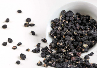 黑色的枸杞和红色枸杞有什么区别 经喝黑枸杞泡水身体会有哪些好处