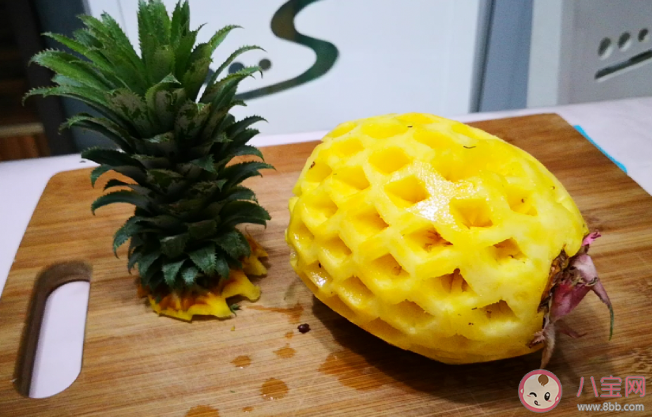 吃菠萝前要用盐水浸泡多久 盐水泡菠萝是用热水还是冷水