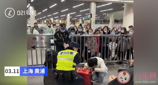 女子赶火车将女儿塞进行李箱是什么情况 孩子吵闹的时候该怎么办