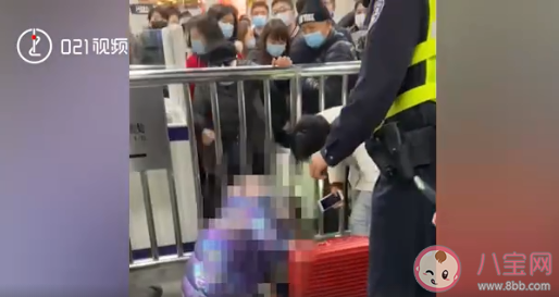 女子赶火车将女儿塞进行李箱是什么情况 孩子吵闹的时候该怎么办