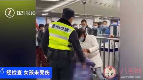 女子赶火车将女儿塞进行李箱是什么情况 孩子吵闹的时候该怎么办