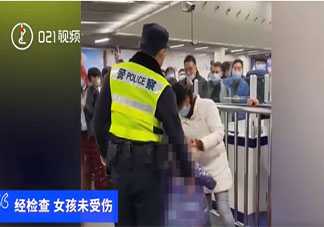 女子赶火车将女儿塞进行李箱是什么情况 孩子吵闹的时候该怎么办