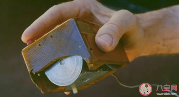 世界上第一个鼠标的外壳是用木头还是铁片做成的 鼠标是怎么发明出来的