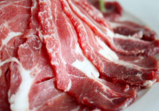 屠宰场给活羊灌水后宰杀是怎么回事 怎么看是不是注水羊肉