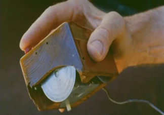 世界上第一个鼠标的外壳是用木头还是铁片做成的 鼠标是怎么发明出来的