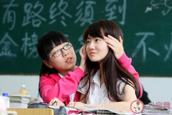 父母该不该看孩子的手机 父母有权知道孩子的隐私吗