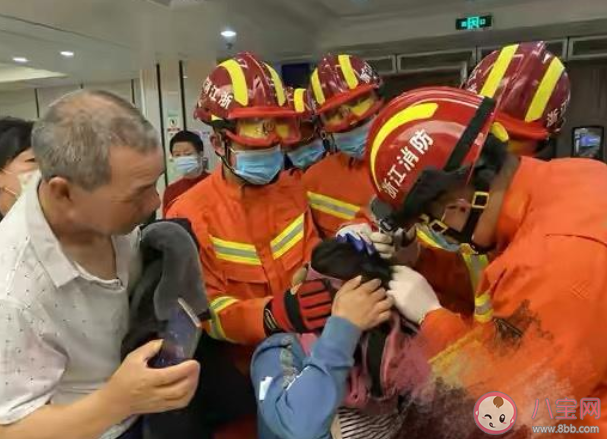 女子眼皮被拉链夹住求助消防 日常穿脱衣服时要注意些什么