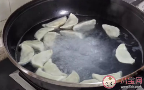 蚂蚁庄园4月7日答案：为防止饺子粘皮煮饺子时可以加少量
